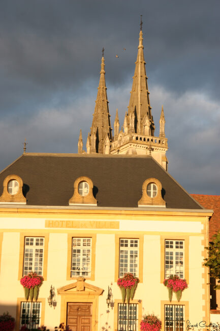 Vue sur la Mairie et l'Eglise Sacré-Cœur